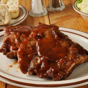 Costillas de cerdo con salsa agridulce de piña y puré de papas
