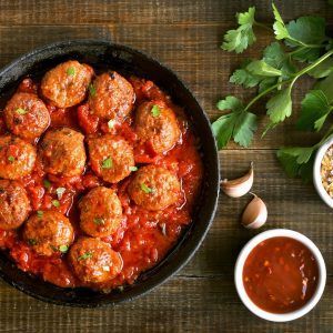 Albóndigas en salsa de tomate con arroz blanco