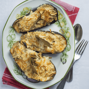 Berenjenas rellenas de pollo con verduras, champiñones, bechamel y queso gratinado