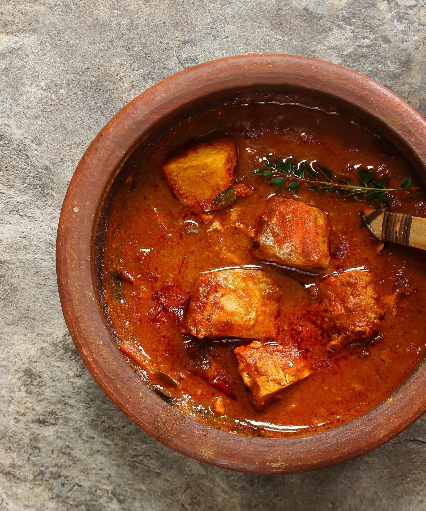 Atún en adobo con papas arrugadas