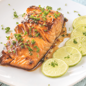 Lomo de salmón en salsa de miel y mostaza con salteados de verduras