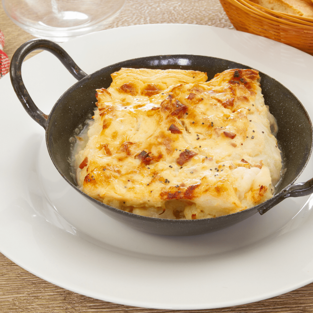 Lomo de merluza gratinado con bechamel de puerro y papas rotas al cilantro