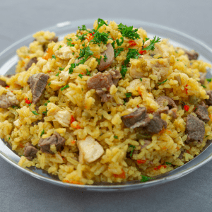 Paella de pollo y solomillo de cerdo con verduras