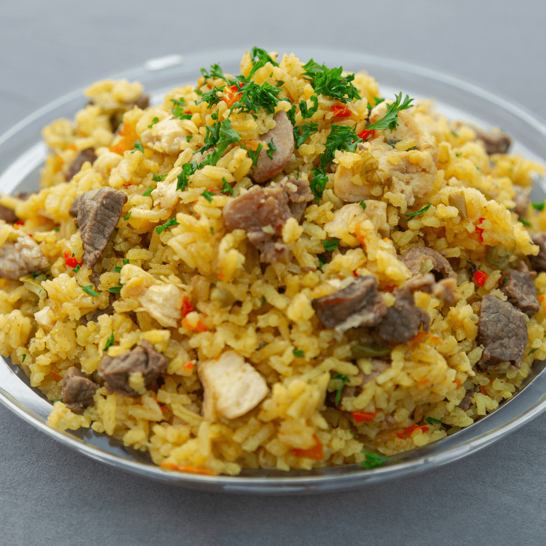 Paella de pollo y solomillo de cerdo con verduras