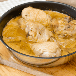 Pollo en salsa de almendras con papas panaderas