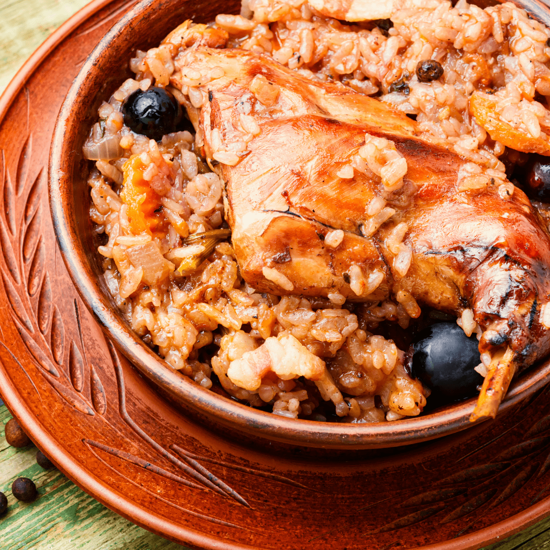 Paella de pollo con conejo