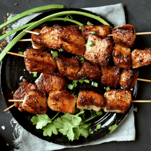 Brochetas de pollo satay con arroz