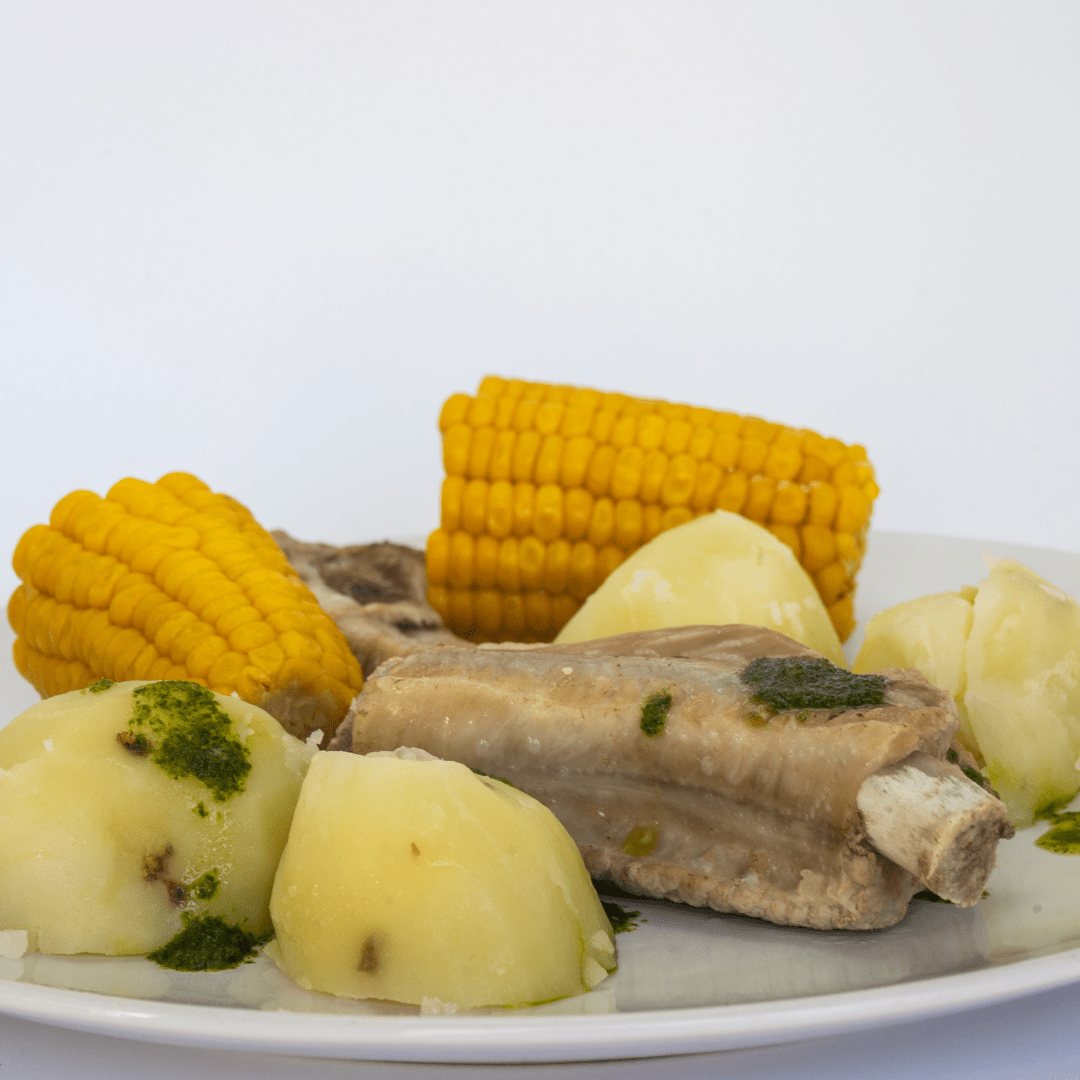 Costillas con papa, piña y cilantro
