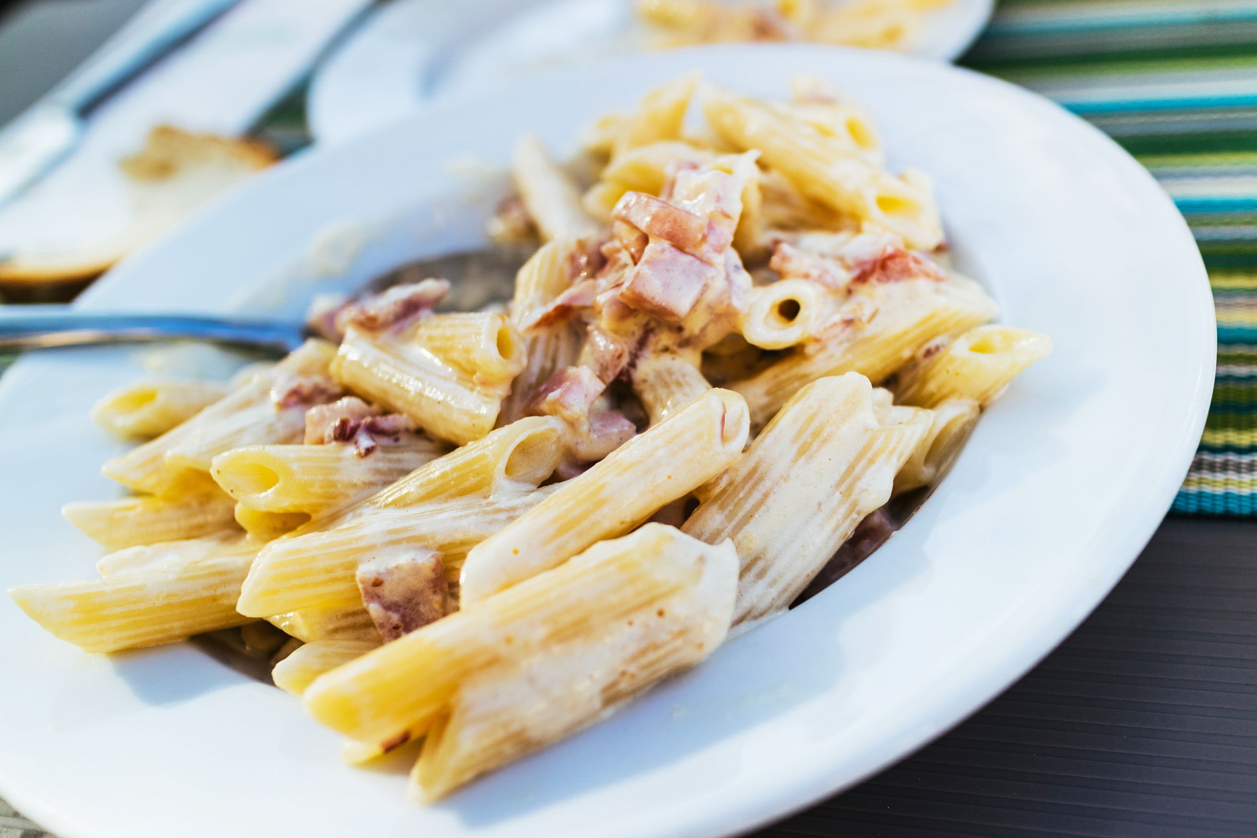 macarrones con salsa carbonara