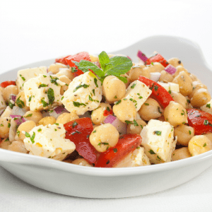 Ensalada de garbanzos con queso y aliño de albahaca