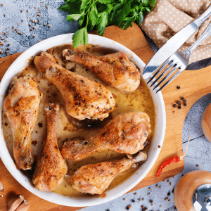 Jamoncitos de pollo al ajillo con papas panaderas