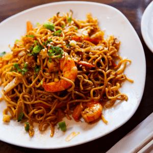Noodles con langostinos y verduras (fideos chinos)