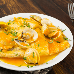 Merluza a la gallega con almejas y papas guisadas