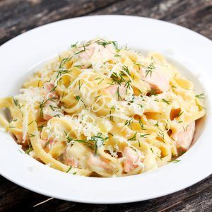 Tallarines con salsa Alfredo y salmón