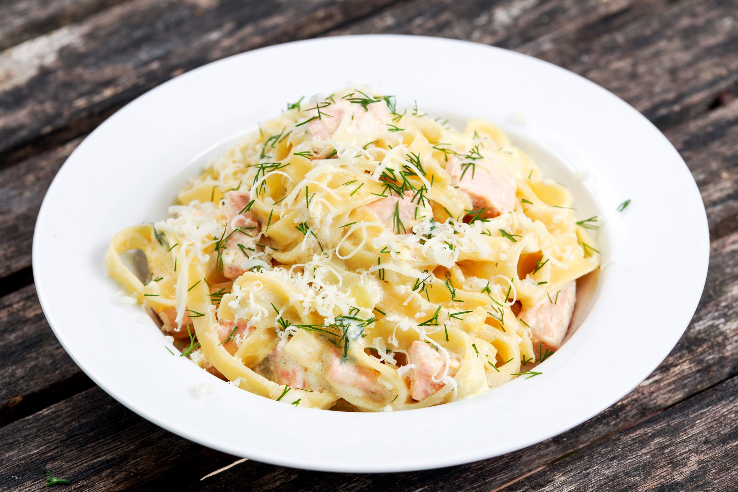Tallarines con salsa Alfredo y salmón