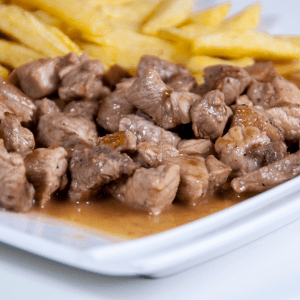 Solomillo de cerdo al ajillo con papas al horno