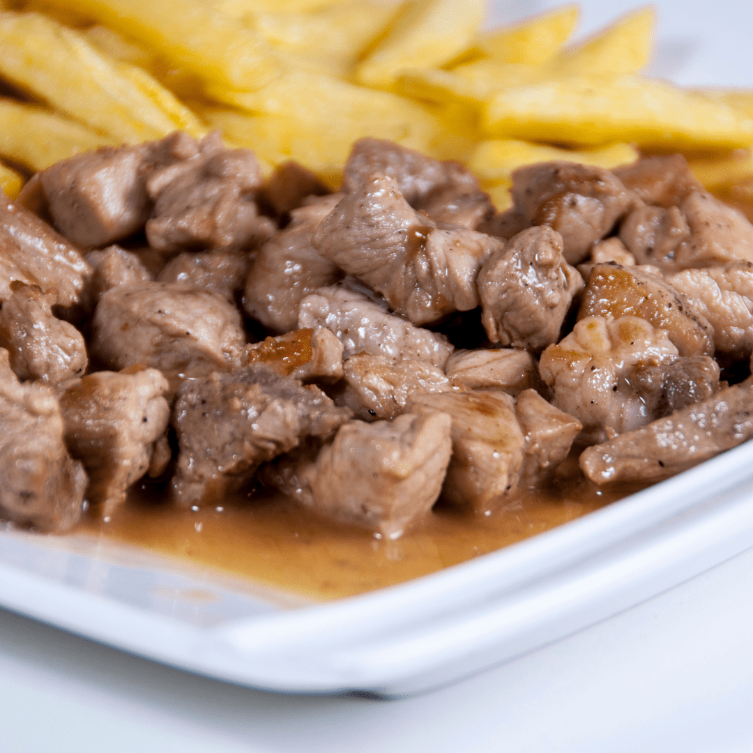 Solomillo de cerdo al ajillo con papas al horno