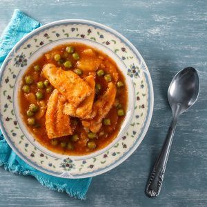 Merluza en salsa con guisantes y papas