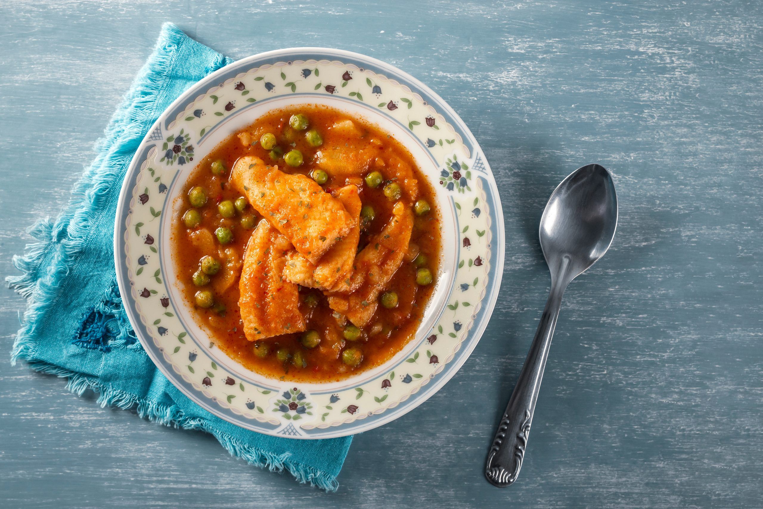 Merluza en salsa con guisantes y papas