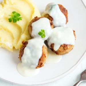 Albóndigas en salsa de quesos con puré de papas