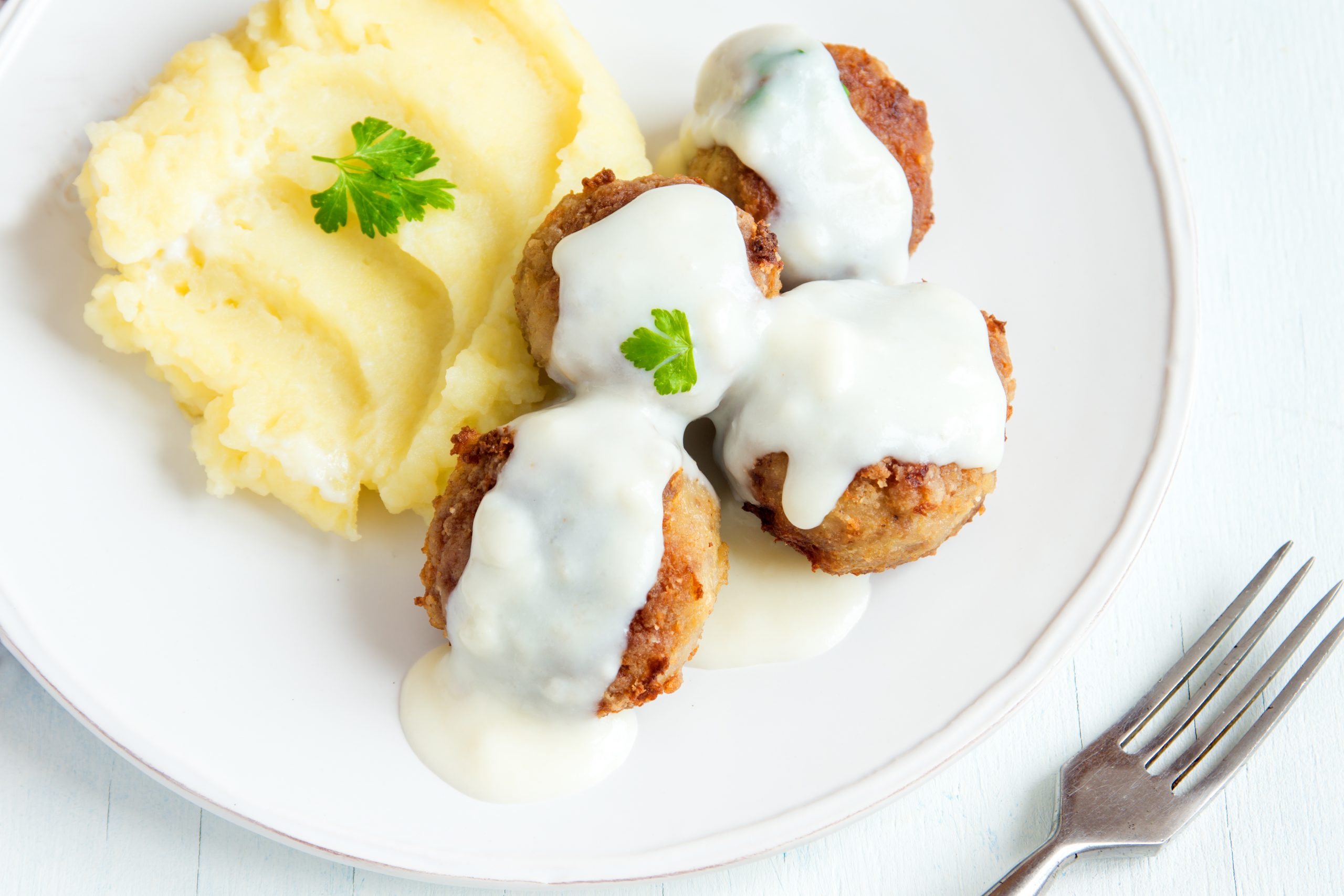 Albóndigas en salsa de quesos con puré de papas