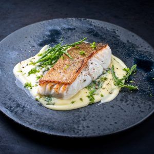 Lomo de merluza asado sobre parmentier de puerro