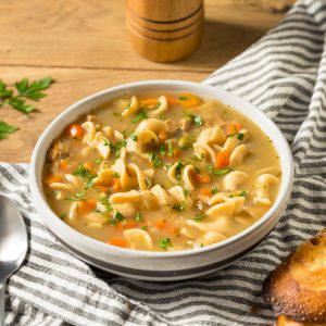 Sopa oriental con carne, verduras y pasta