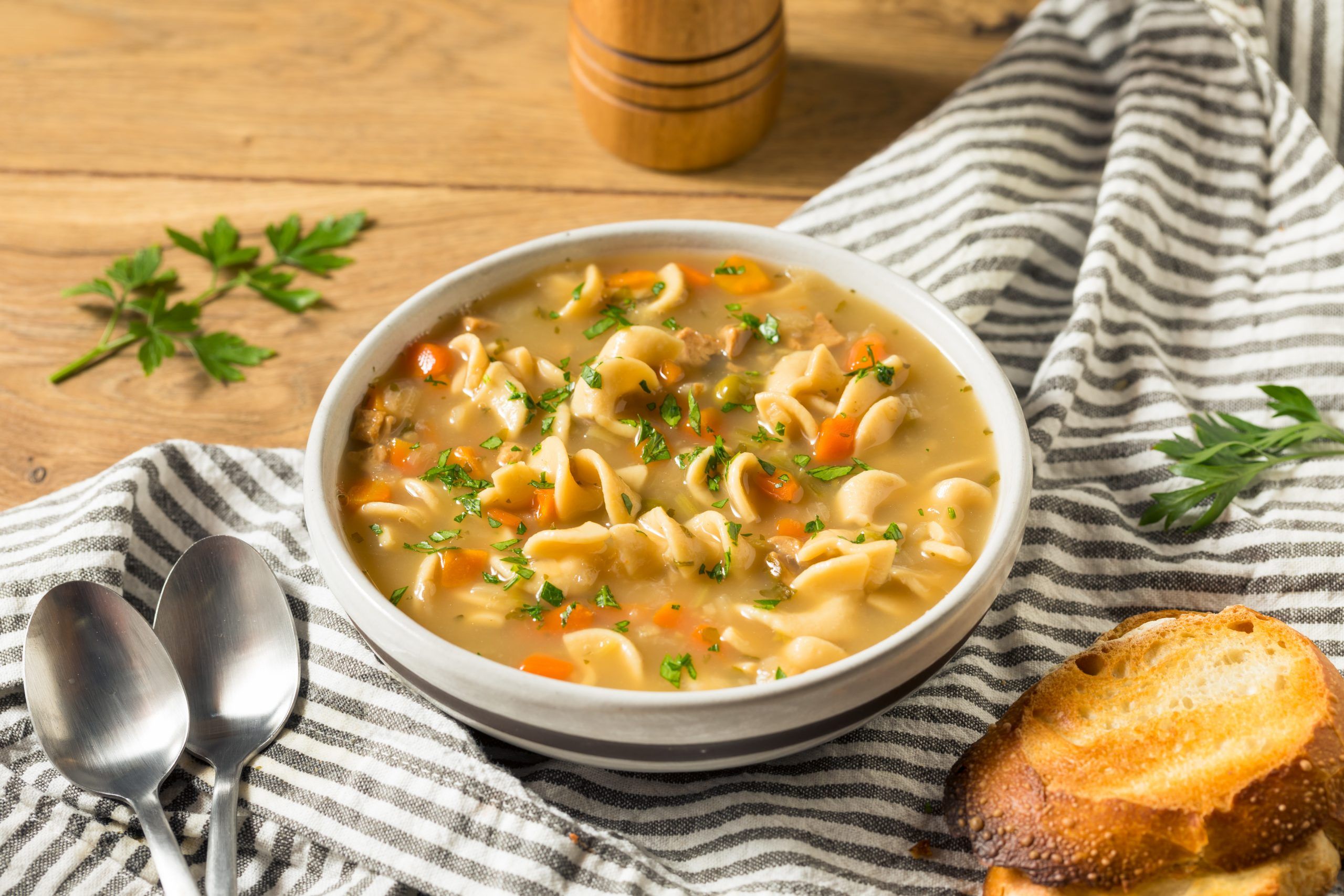 Sopa oriental con carne, verduras y pasta